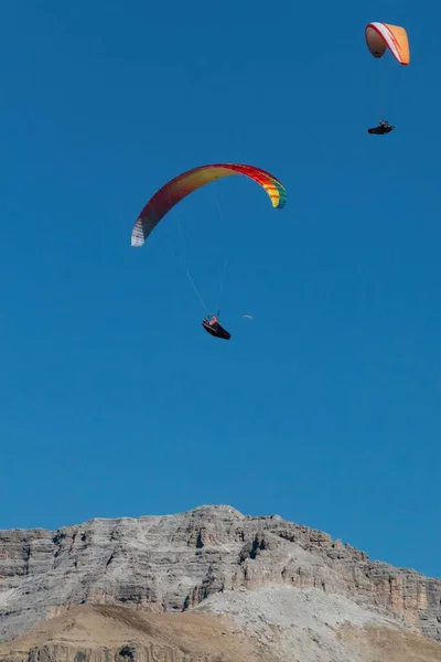 Tiro Ângulo Baixo Parapente Voando Sobre Alpes Canazei Itália — Fotografia de Stock