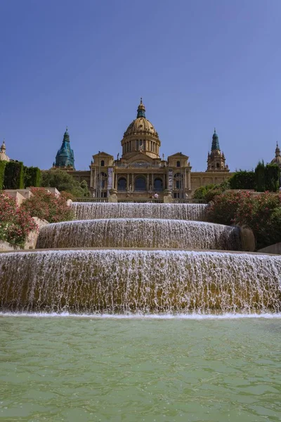 スペイン バルセロナのモンジュイックにある国立カタログナ宮殿の垂直撮影 — ストック写真