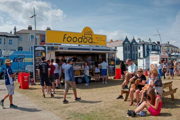 Die Essensstände Und Menschen Die Auf Dem Beach Bbq Festival — Stockfoto