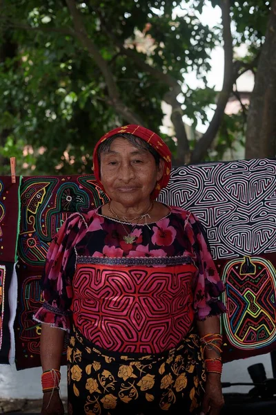 一个东南亚女人站在彩色软糖织物旁边的特写镜头 — 图库照片