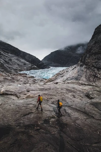 Una Vista Los Turistas Glaciar Con Enormes Rocas Día Nublado —  Fotos de Stock