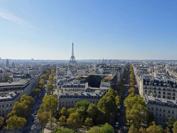 Paris Teki Zafer Anıtı Nın Manzarası Eyfel Kulesi Uzaktan Gösteriyor — Stok fotoğraf