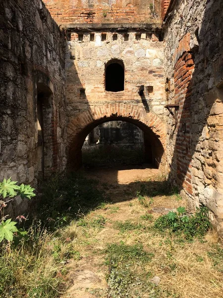 Tuğla Duvarları Kemeri Olan Terk Edilmiş Eski Bir Binanın Dikey — Stok fotoğraf