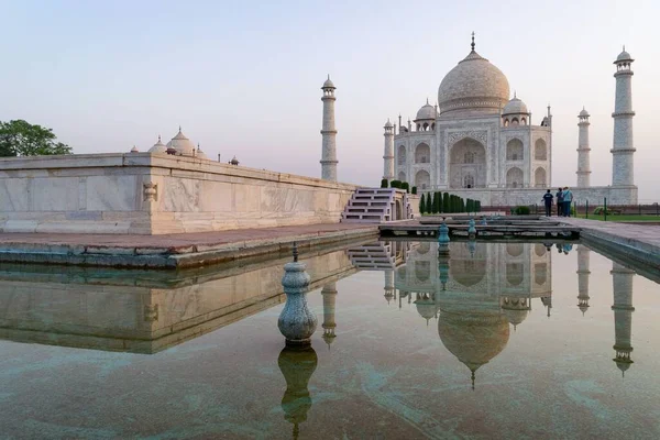 Disparo Del Taj Mahal Reflejándose Piscina Agua Frente Palacio Agra —  Fotos de Stock