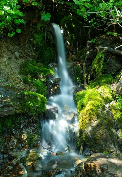 Pionowe Ujęcie Pięknego Wodospadu Płynącego Skałach Lesie Słoneczny Dzień — Zdjęcie stockowe