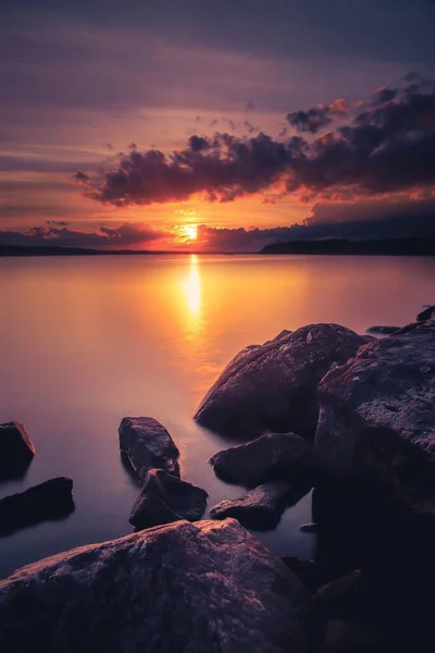 Eine Vertikale Aufnahme Eines Strandes Während Eines Wunderschönen Sonnenuntergangs Ideal — Stockfoto