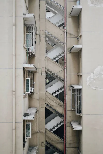 Вертикальный Снимок Зигзаговой Лестницы Между Двумя Зданиями — стоковое фото