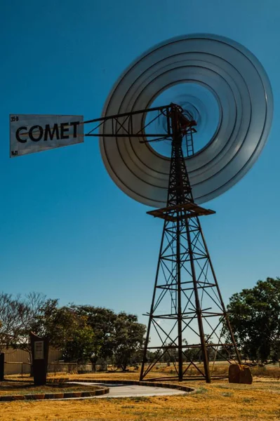 Plano Vertical Antiguo Molino Viento Metálico Con Una Inscripción Comet — Foto de Stock