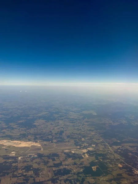 Die Vertikale Luftaufnahme Der Landschaft Unter Blauem Himmel — Stockfoto