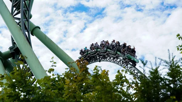 Młodzi Ludzie Krzyczą Podczas Jazdy Kolejce Górskiej Liseberg Helix — Zdjęcie stockowe