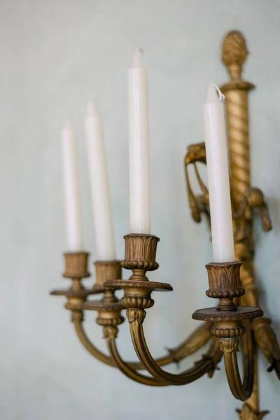 Lustre Parede Bronze Vintage Com Velas Brancas — Fotografia de Stock