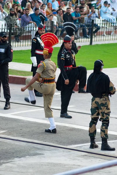 Vertical Shot Marching Indian Pakistani Soldiers Wagah Attari Border Ceremony — Stock Photo, Image