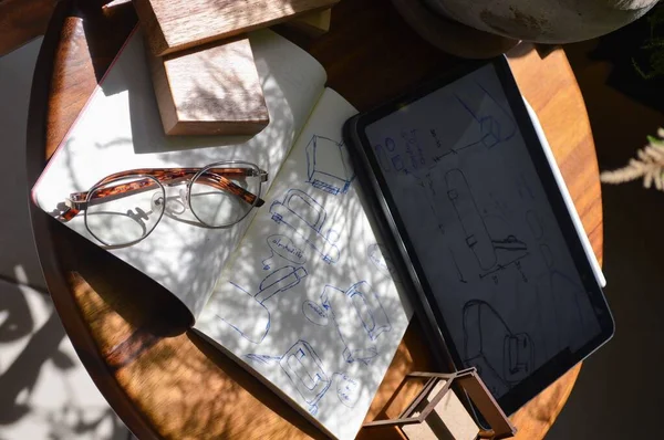 Een Ronde Tafel Met Een Notitieboekje Een Bril Een Tablet — Stockfoto