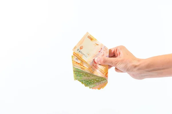 Una Mano Que Ofrece Una Cantidad Dinero Sobre Fondo Blanco — Foto de Stock