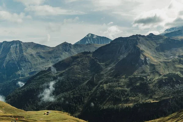 Een Rotsachtige Bergketens Met Bewolkte Lucht Een Prachtige Vallei — Stockfoto