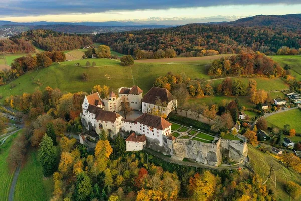 阿尔高秋天树木环绕的伦茨堡城堡的空中景观 — 图库照片