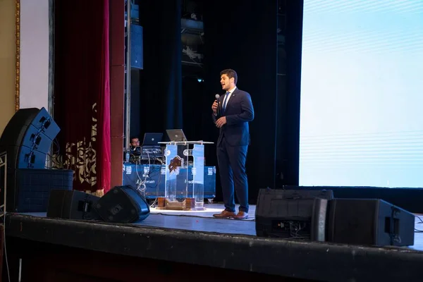 Man Suit Standing Stage Medical Event Alexandria Opera House — Stock Photo, Image