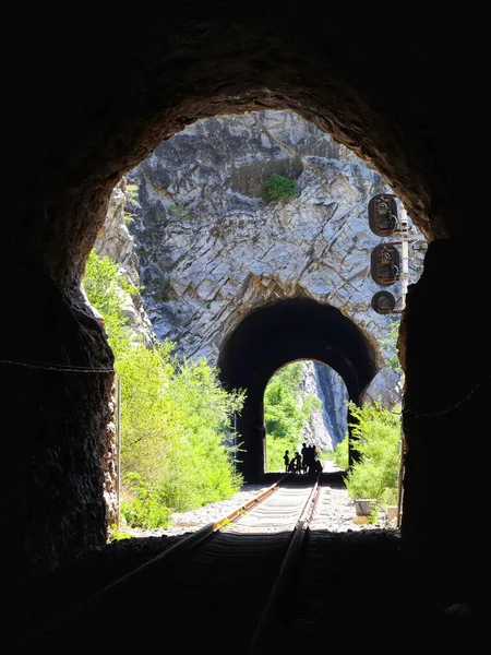Grupo Personas Dentro Túnel Ferrocarril Oscuro — Foto de Stock