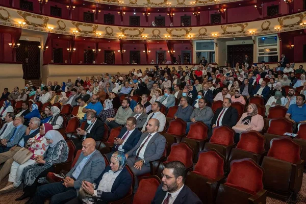 Skenderiye Operası Ndaki Tıbbi Etkinlik Sırasında Eğlenen Bir Seyirci — Stok fotoğraf