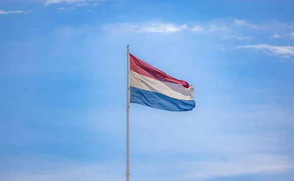 Holandská Vlajka Vlnící Jasně Modré Obloze — Stock fotografie