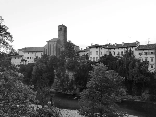 ウディネ県のCivale Del FriuliのOratorio Santa Mariaの遠くの景色 グレースケールのショット — ストック写真