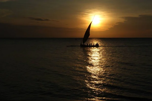 Vacker Bild Liten Segelbåt Havet Solnedgången — Stockfoto