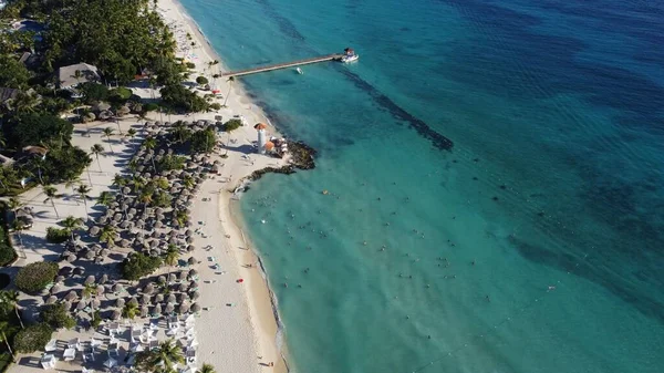Dominicana Sahilinin Temiz Deniz Suyuyla Kumlu Sahili Temizlerken Çekilmiş Bir — Stok fotoğraf