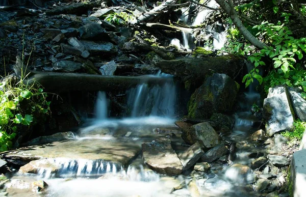 Eine Nahaufnahme Eines Wunderschönen Wasserfalls Der Einem Sonnigen Tag Einem — Stockfoto