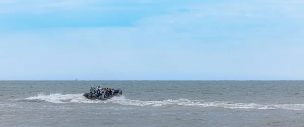 Speedboat Tourists Sailing Blue Wavy Sea Sunny Day — Stock Photo, Image