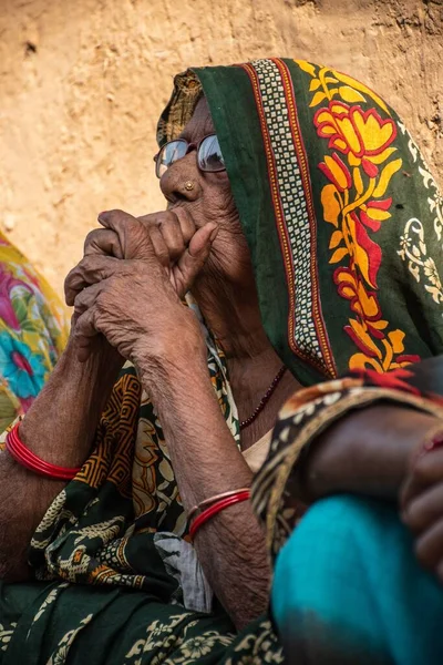 Kobiety Mieszkają Domu Gleby Czekają Pomoc Powodu Głodu Indiach — Zdjęcie stockowe