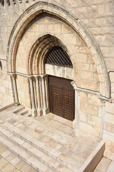 Вертикальный Снимок Двери Исторической Церкви Гроба Господня Иерусалим — стоковое фото