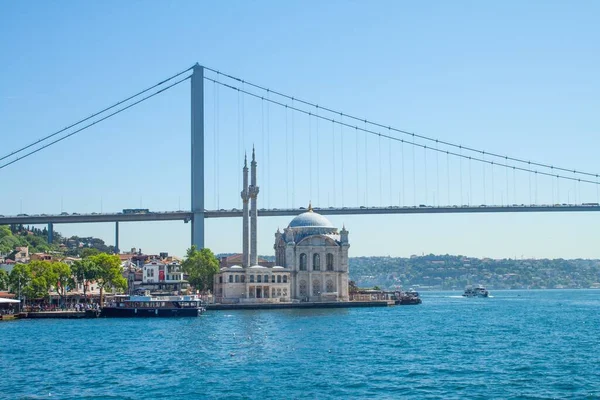 Gyönyörű Kilátás Nyílik Grand Mecidiye Mecset Ortakoy Mosque Isztambulban Tiszta — Stock Fotó