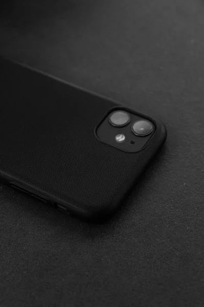 Een Verticale Opname Van Een Zwarte Smartphone Met Case — Stockfoto