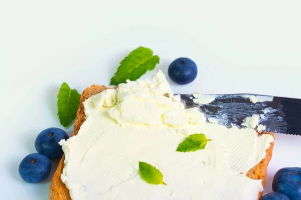 Slice Toast Topped Cream Cheese Decorated Fresh Blueberries Fresh Mint — Stock Photo, Image