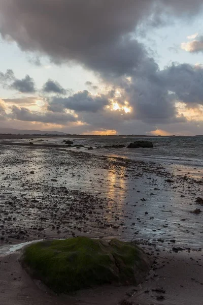 Una Hermosa Vista Una Orilla Mar Con Piedras Durante Puesta —  Fotos de Stock