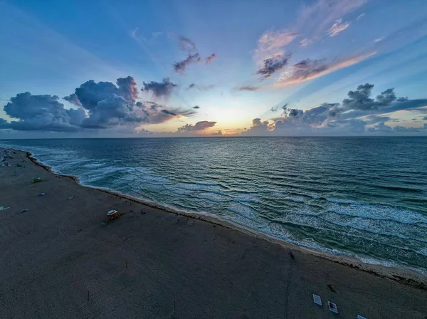 가운데 바다로 마이애미 해변의 — 스톡 사진