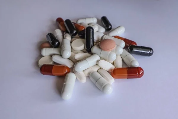 Tabletki Tabletki Różnego Rodzaju Kapsułki Płynnym Tle — Zdjęcie stockowe