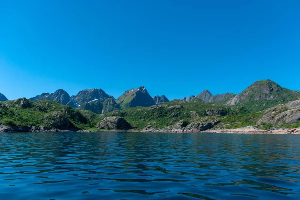 Ein Schöner Blick Auf Das Meer Mit Bergen Hintergrund Auf — Stockfoto