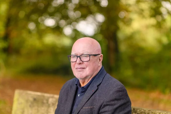 Ytlig Fokusbild Skallig Vit Man Med Glasögon Som Sitter Parken — Stockfoto