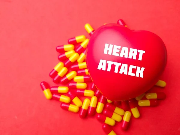 Coração Vermelho Pílula Médica Com Texto Ataque Coração — Fotografia de Stock