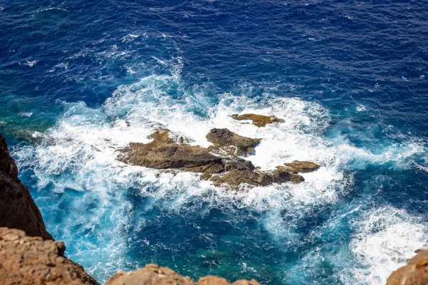 Uçurumdan Düşen Kayalara Vuran Deniz Dalgalarının Manzarası — Stok fotoğraf