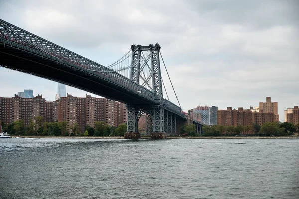 一个美丽的镜头从纽约市城市景观的桥下拍摄 — 图库照片