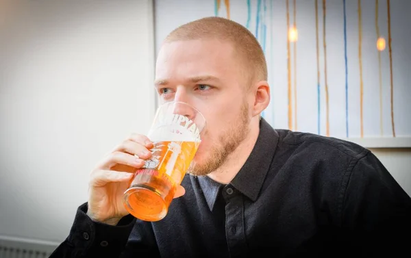 Красивый Белый Мужчина Серьезным Лицом Пьющий Пиво — стоковое фото
