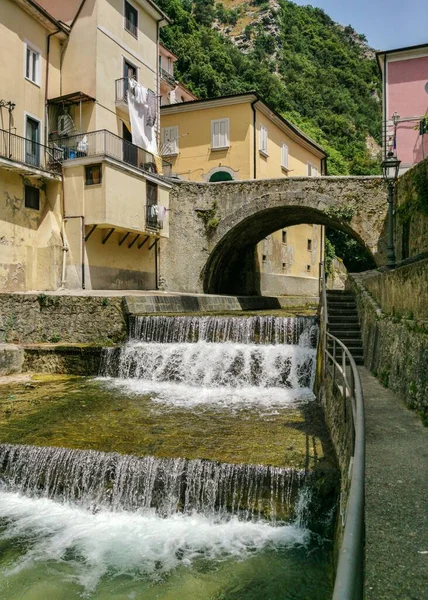 İtalya 'nın Campania bölgesindeki Campagna kasabasını geçen küçük şelaleli manzara nehri.