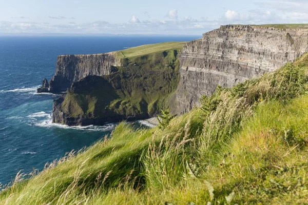 Een Prachtig Landschap Van Atlantische Oceaan Golven Crashen Kliffen Van — Stockfoto