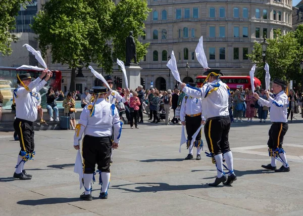 Morris Dansçıları Trafalgar Meydanı Londra Ngiltere Gösteri Yapıyorlar — Stok fotoğraf
