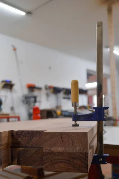 木片用金属工具固定的厚木板制成的一个垂直的特写镜头 准备在工厂锯制 — 图库照片