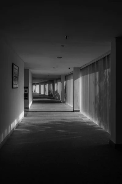 Eine Vertikale Aufnahme Des Baukorridors Mit Schatten Schwarz Weiß — Stockfoto