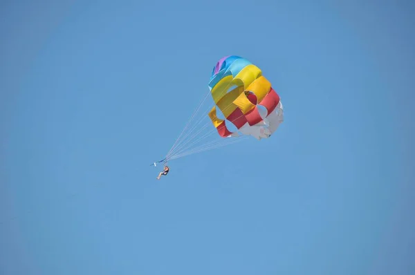 Boční Pohled Člověka Parasailing Modré Obloze — Stock fotografie