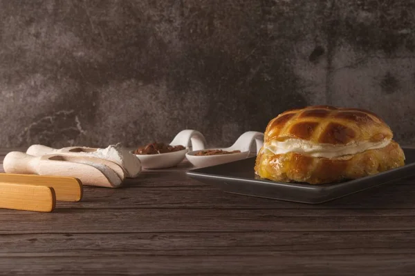 Cream Filled Bun Covered Sugar Syrup Grey Plate Wooden Table — Stock Photo, Image